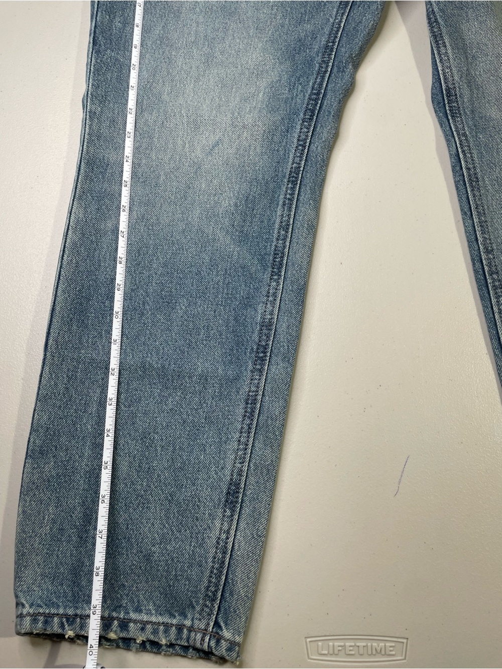 NWT Men’s Old Navy 38 x
30 Straight Taper 5 Pocket Medium Wash jeans - Picture 7 of 8